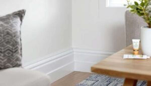 Keine Löcher mehr in der Wand: Dieser Spezialkleber befestigt Fußleisten in Minuten – ganz ohne Werkzeug