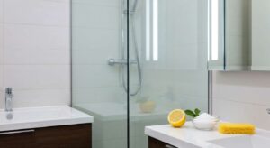 Weniger Kalk: Mit einem Hausmittel reinigt sich die Dusche wie von selbst